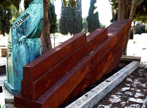 אנדרטת אלטלנה  (בית הקברות נחלת יצחק) – תל אביב יפו