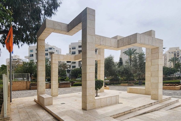 אנדרטת זיכרון ליהודי אתיופיה שנספו בדרכם לארץ  – ראשון לציון