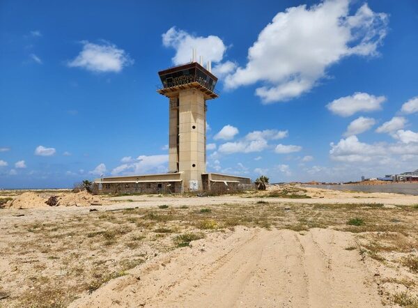 מגדל הפיקוח הישן של שדה דב – תל אביב יפו