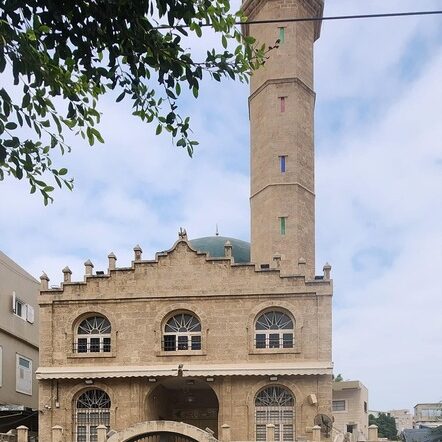 מסגד אל נוזהא, שדרות ירושלים – תל אביב יפו