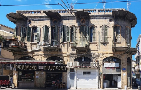 בית טטוסיאן, שדרות ירושלים – תל אביב יפו